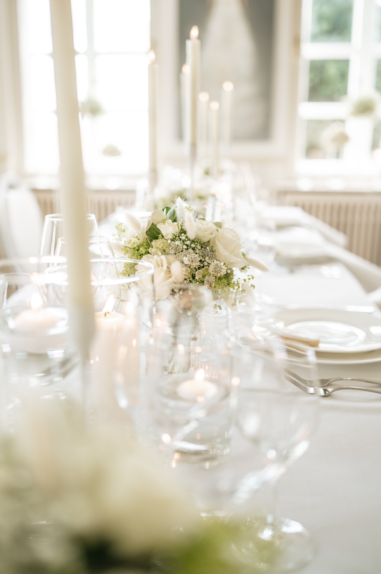 Gedeckte Hochzeitstafel im Landsitzhotel Peterhof